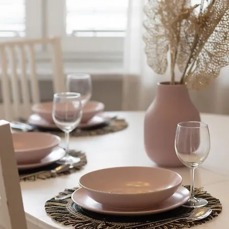 Spacious Zawiszy Wola By Renters وارسو