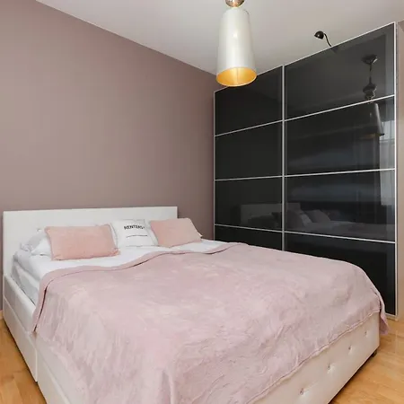 Spacious Zawiszy Wola By Renters ורשה